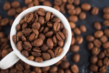 Kahve çekirdekli beyaz kupa. Makro manzara. Kopyalama alanı