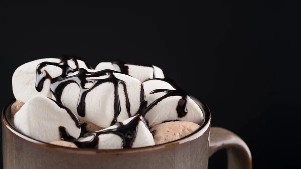 Kaffee Mit Marshmallow Auf Einem Schwarz Kopierraum — Stockfoto