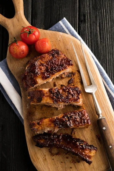 Grillade Revben Serveras Med Tomater Träskärbräda — Stockfoto