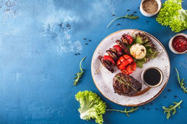 Sebzeli ızgara sulu biftek.