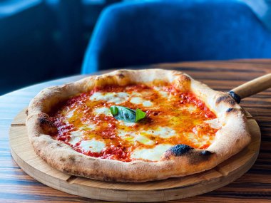 Pizza Margarita. Restoranda leziz İtalyan pizzası.