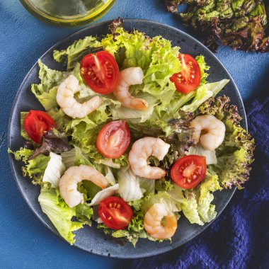 Domatesli ve karışık sebzeli karides salatası. Diyet gıda konsepti.