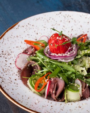 Tabakta biftek ve sebze. Et salatası. Yakın çekim.