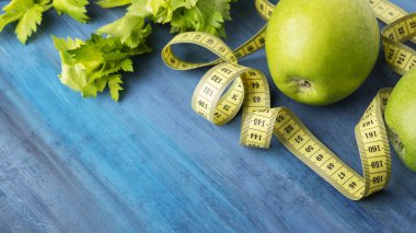 Yeşil elma, kereviz ve ölçü. Diyet ve sağlıklı konsept. Boşluğu kopyala