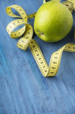 Yeşil elma ve metin için boşluk ile ölçü