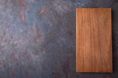 Tahta tahta tahta, fotokopi alanı olan karanlık bir arkaplanda izole edilmiş. Üst görünüm