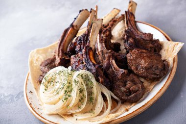 Izgara kuzu eti. Yakın çekim.