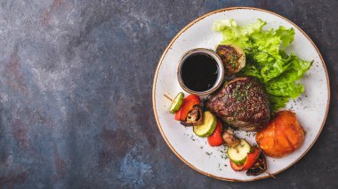 Sebzeli ve soslu ızgara biftek. Üst Manzara. Boşluğu kopyala