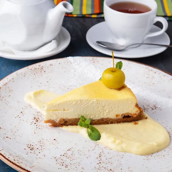 Délicieux Gâteau Fromage Avec Sauce Sur Une Assiette — Photo