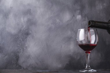 Kırmızı şarabı şişeden bardağa dolduruyorum. Metin için boşluk