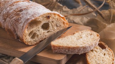 Lezzetli ev yapımı Ciabatta ekmeği yemeye hazır.. 
