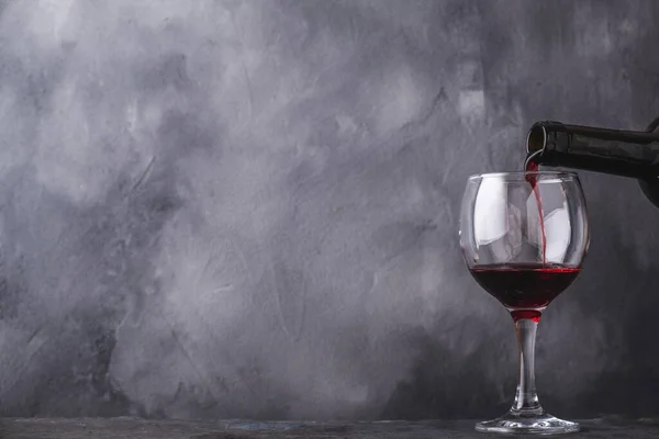Häll Rött Vin Glas Från Flaskan Plats För Text — Stockfoto