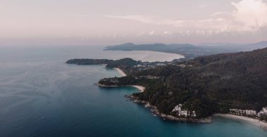 Sunset deniz suyu okyanus dalga ada. Kırmızı arka plan.