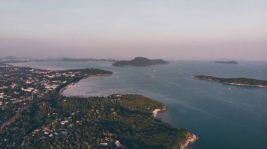 Sunset deniz suyu okyanus dalga ada. Kırmızı arka plan.