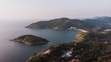 Sunset deniz suyu okyanus dalga ada. Kırmızı arka plan.