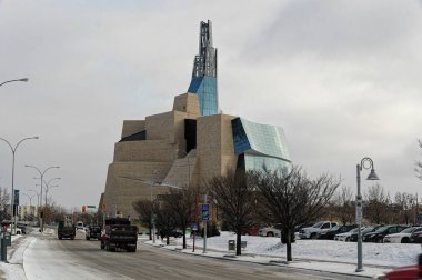 Winnipeg, Canada - 2014-11-18: Kış görünümü Kanada müze insan hakları. Cmhr olan bir ulusal çekici, Manitoba, müzede bulunan ünlü Winnipeg s tarihi sitesi çatal bitişik