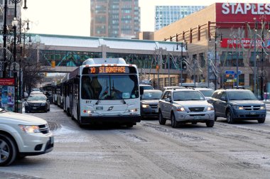 Winnipeg, Canada - 2014-11-17: Ağaçlı yol, Winnipeg Kanada şehir büyük bir rotada, Manitoba eyaletinin sermaye trafik