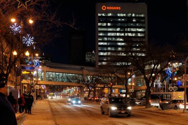 Winnipeg, Kanada - 2014-11-20: Gece görünüm Noel ağaçlı yol, olarak da bilinen yol 85 dekore edilmiştir. Sanki Trans-Kanada karayolu bir parçası ve önemli rotanın Kanada şehir çekici, Manitoba