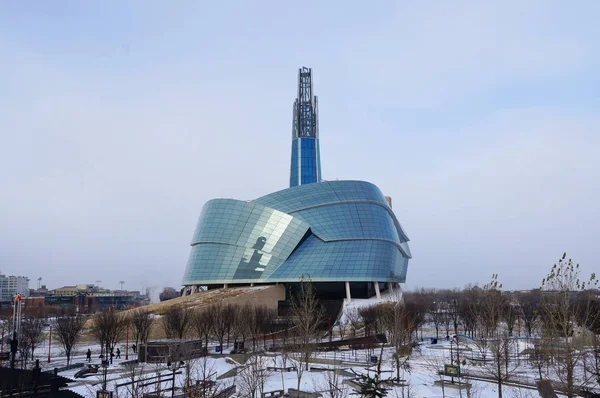 Winnipeg, Canada - 2014-11-18: Kış görünümü Kanada müze insan hakları. Cmhr olan bir ulusal çekici, Manitoba, müzede bulunan ünlü Winnipeg s tarihi sitesi çatal bitişik