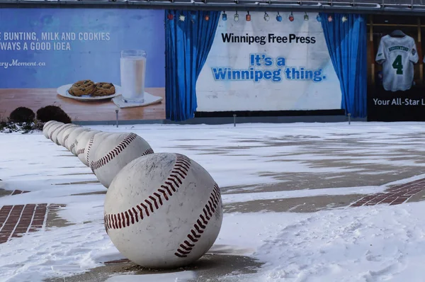 Winnipeg, Canada - 2014-11-18: Street sanat beyzbol topları çekici Goldeyes beyzbol Club yakınındaki montajı. Çekici, Manitoba, Kanada merkezli bir profesyonel beysbol takımı çekici Goldeyes vardır