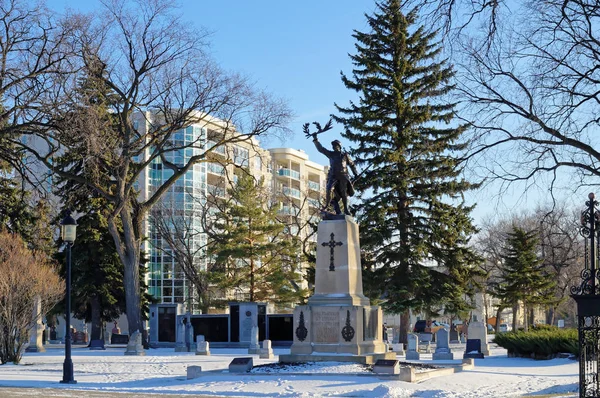 Çekici, Manitoba, Kanada - 2014-11-18: Memorial sitesi. Aux Fran AIS de louest morts leur Patrie 1914-1918 - Fransızca konuşan Western Kanadalılar Birinci Dünya Savaşı içinde mücadele ölen adanmış bir anıt dökün.