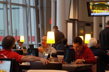 Toronto, Kanada - 2014-11-24: Toronto Pearson Havaalanı kafede uçuş öncesi dinlenme sahip insanlar
