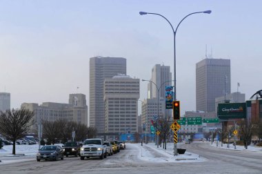 Çekici, Manitoba, Kanada - 2014-11-18: Winnipeg şehir cityscape: şehir merkezinde Provencher Blvd görülen Winnipeg kış görünümü
