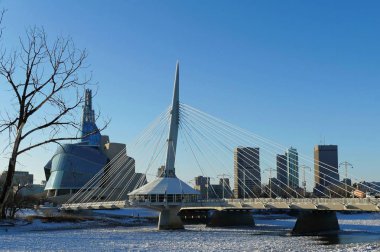 Kızılırmak üzerinde. Kış görünümü Esplanade Riel Köprüsü'nde Kanada Müzesi ile insan hakları için arka planda. Çekici, Manitoba, Kanada