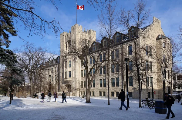 Winnipeg, Canada - 2014-11-19: Öğrenciler katmanı bina, Manitoba Üniversitesi, çekici, Manitoba, Kanada doğru hareket