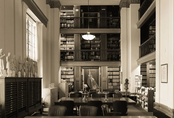 Вінніпег, Манітоба, Канада - 2014-11-21: Інтер'єр Манітоба законодавчого органу бібліотеки. Бібліотека знаходиться в будівлі законодавчих Манітоба побудований у 1920 році у центрі столиці s Манітоба — стокове фото