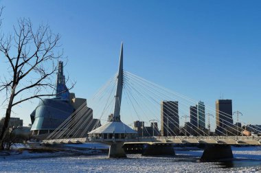 Kızılırmak üzerinde. Kış görünümü Esplanade Riel Köprüsü'nde Kanada Müzesi ile insan hakları için arka planda. Çekici, Manitoba, Kanada