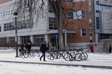 Manitoba Üniversitesi yapı yanında siyah renk Metal Bisiklet durak
