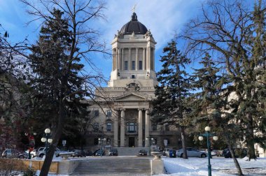 Kış görünümü Manitoba yasama binasında. Çekici, Manitoba, Kanada. Altın çocuk heykelin üzerine onun kubbe ile neoklasik bu bina tasarlanmış ve Frank Worthington Simon tarafından 1920 yılında inşa