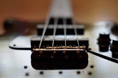 Bir bas gitar köprü - Fender Jazz Bass closeup çekim köprü stil.
