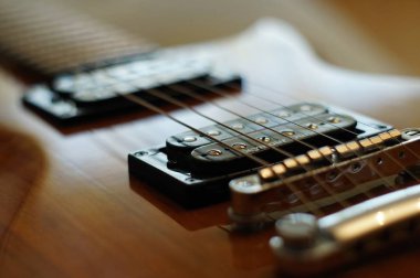 Akarsu ve köprüler. Washburn Idol Wi-64 elektro gitar ile Tune-o-matic köprü closeup çekim