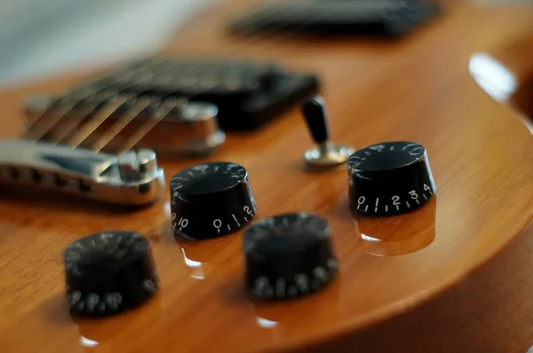 Botones y perillas - Primer plano de Washburn Idol WI-64 guitarra eléctrica con puente Tune-o-matic — Foto de Stock