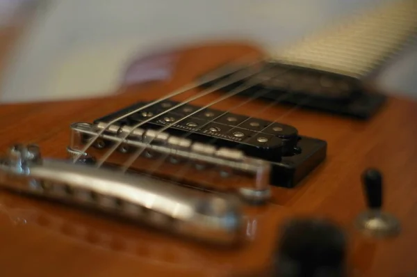 Fluxos e pontes. Tiro de close-up da guitarra elétrica Washburn Idol WI-64 com ponte Tune-o-matic — Fotografia de Stock
