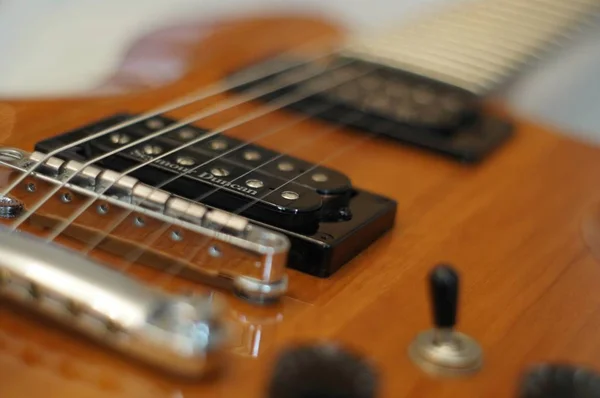 Streams and Bridges. Closeup shot of Washburn Idol WI-64 electric guitar with Tune-o-matic bridge — Stock Photo, Image