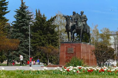 Vladikavkaz, Kuzey Osetya - Alanya, Rusya - 2016 04 10: 50 Ekim Devrimi yıldönümü Meydanı Vladikavkaz City dikilmiş bir anıt 1774 yılında Rusya İmparatorluğu katılmadan Osetya ayırdı