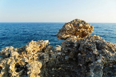 Lav taşı önünde mavi akdeniz Alanya şehir kıyı üzerinde. Antalya, Türkiye.