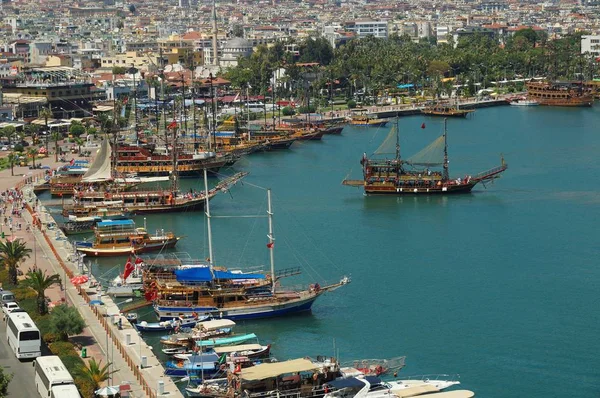 Turistik teknelerden Akdeniz'de Alanya antik liman şehir için kapalı ayarı. Antalya, Türkiye. — Stok fotoğraf