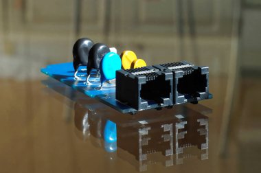 Boya, vernik - siyah, mavi ve sarı elektronik komponentler Pcb monte - devre kartı ağ veya telefon soketlerle önünde yan Çevrimiçinde.