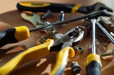 O kendini DIY aksesuarlar - yapmak çilingir araçları, İngiliz anahtarları, Tornavidalar, pense, fındık ve cıvata üzerinde ahşap bir masa