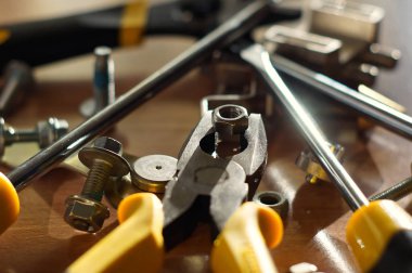 O kendini DIY aksesuarlar - yapmak çilingir araçları, İngiliz anahtarları, Tornavidalar, pense, fındık ve cıvata üzerinde ahşap bir masa