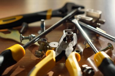 O kendini DIY aksesuarlar - yapmak çilingir araçları, İngiliz anahtarları, Tornavidalar, pense, fındık ve cıvata üzerinde ahşap bir masa