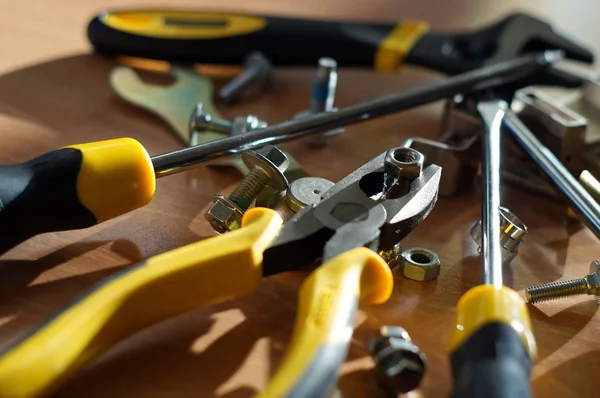 O kendini DIY aksesuarlar - yapmak çilingir araçları, İngiliz anahtarları, Tornavidalar, pense, fındık ve cıvata üzerinde ahşap bir masa