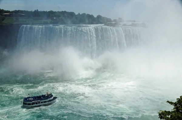 Niágara Horseshoe Falls con un barco turístico Maid of the Mist acercándose. La altura de las cataratas es de 57 m y arrojan alrededor de 6.400 m3 de agua por segundo — Foto de Stock