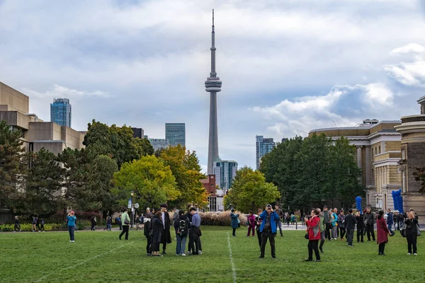 Toronto, Kanada - 20 10 2018: fotoğraf çekmek ve doğal manzaralı Toronto downtown onun ana Simgesel Yapı Cn Tower of fromt selfies Toronto Üniversitesi arazileri üzerinde yapma turist