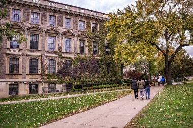 Güzel park yanında C.David Naylor yapı, Tanz Merkezi Toronto Üniversitesi Tıp Fakültesi nörodejeneratif Hastalıkları Araştırma