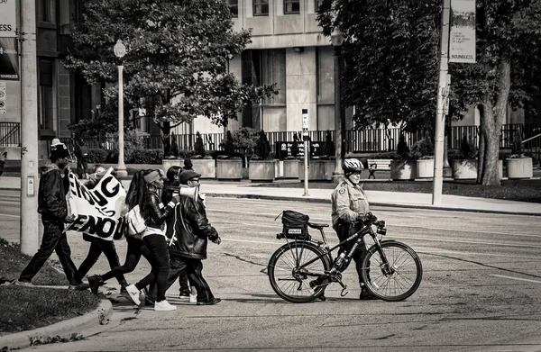 Toronto, Ontario, Kanada-20 10 2018: Cykelmonterad Toronto polis eskortera medlemmar av demonstration av politiska aktivister på gatan i Downtown Toronto — Stockfoto